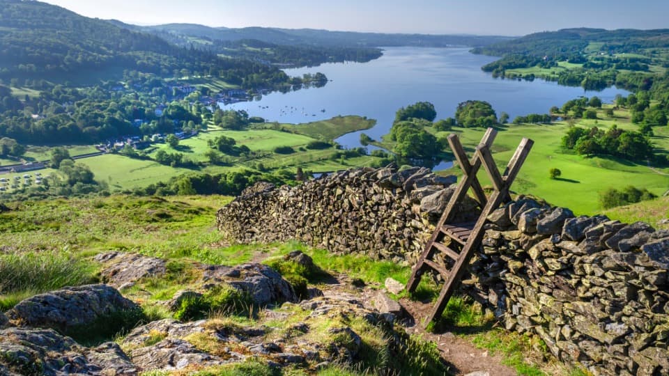 Typical green hills in the Lake District – symbolizing the mild and maritime climate in the UK.