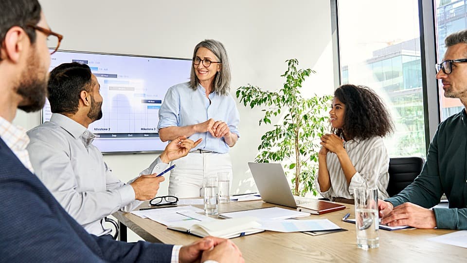 An experienced project manager discussing milestone planning for a complex corporate relocation with the team at DACHSER & KOLB.