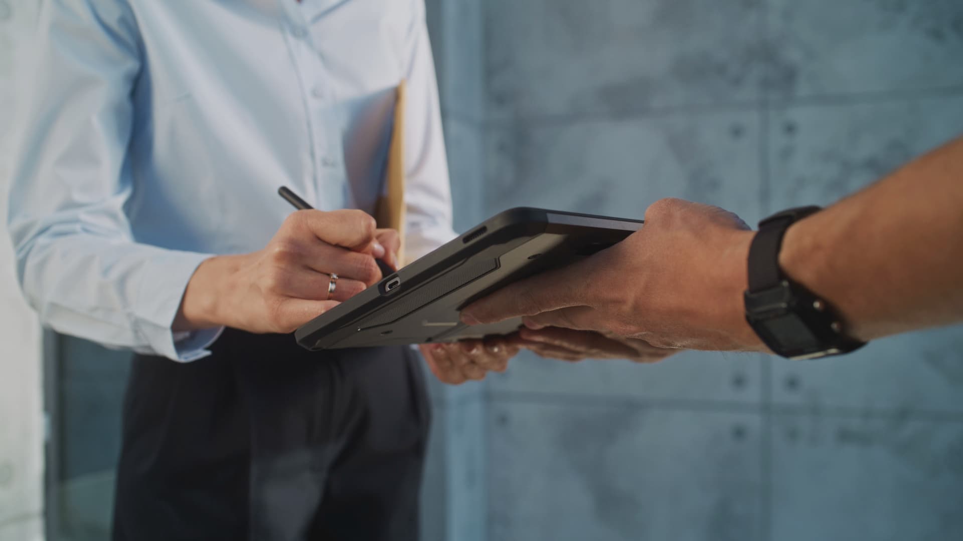 Delivery person collects signature on a delivery note – Proof of Delivery (POD) for traceable shipment confirmation