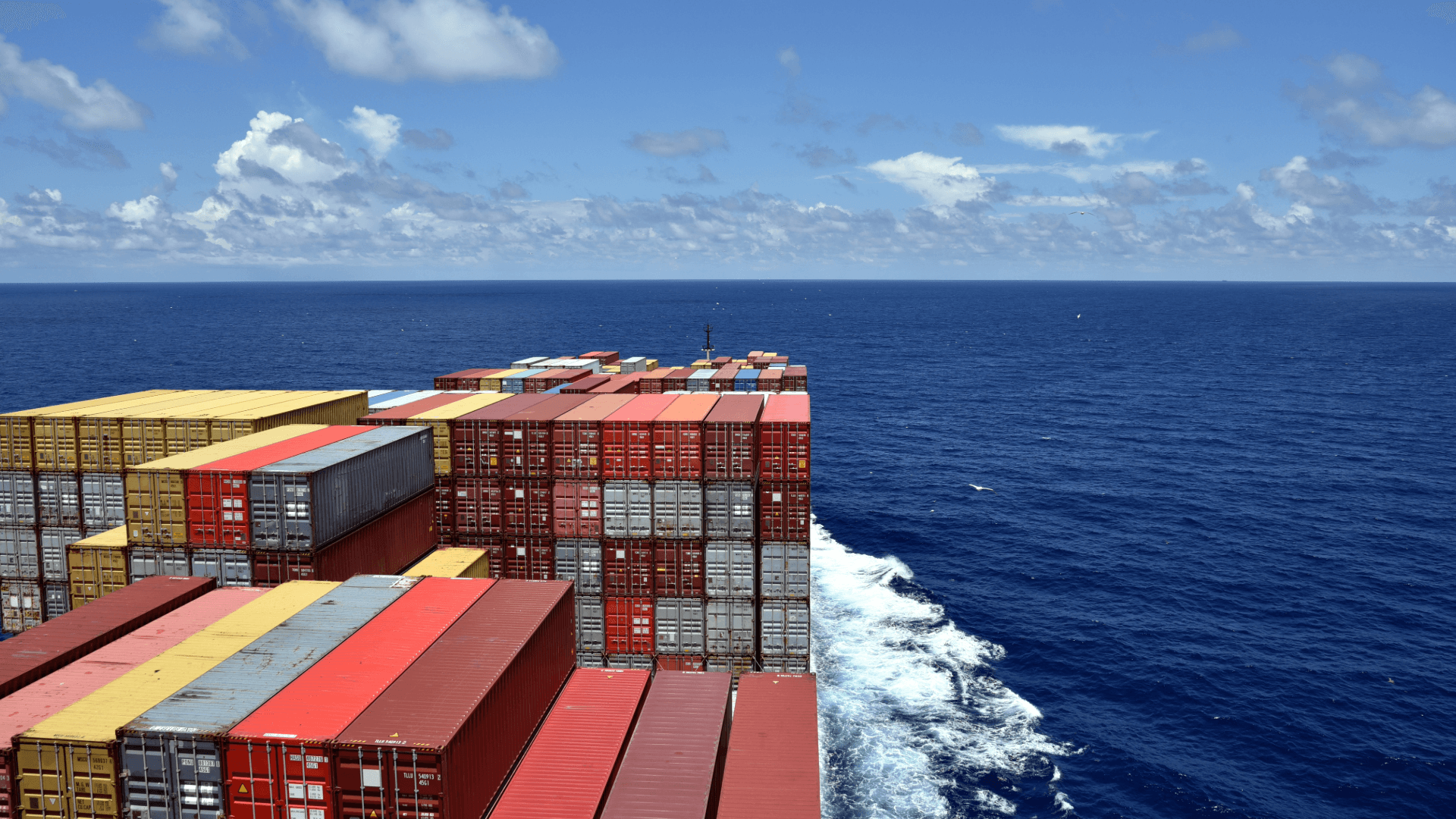 View from a fully loaded container ship on the open sea – your reliable partner for sea freight removals.