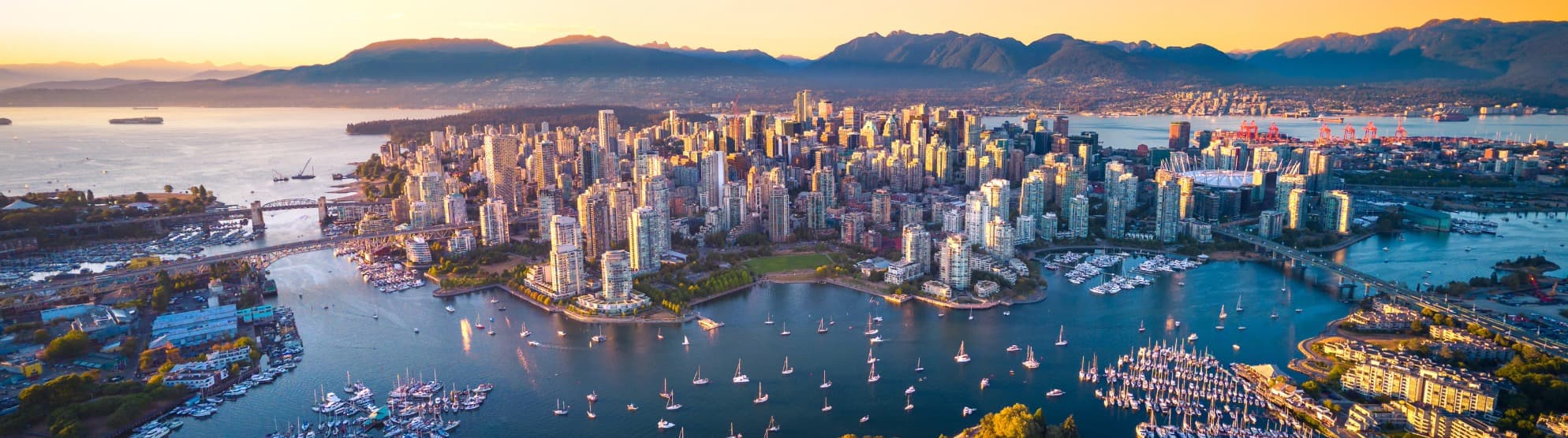 Stunning panoramic view of the Vancouver skyline with mountains in the background for an international move to Canada with DACHSER & KOLB.