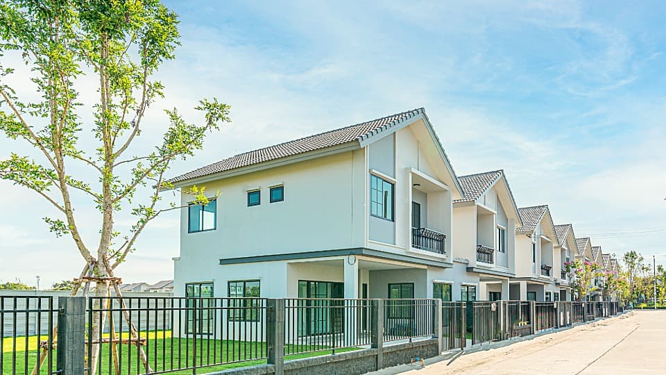 Moderne thailändische Einfamilienhäuser in einer Wohnstraße für den reibungslosen Auslandsumzug nach Thailand mit DACHSER & KOLB.
