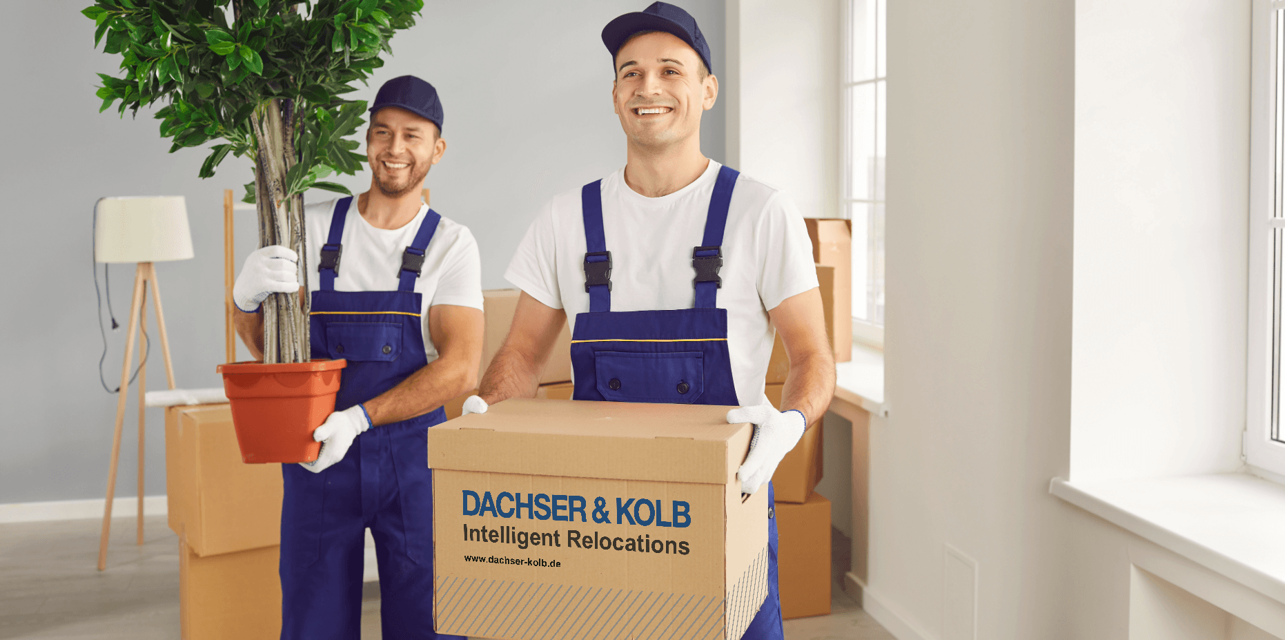 Two DACHSER & KOLB movers carrying box and plant – find your moving company made easy.