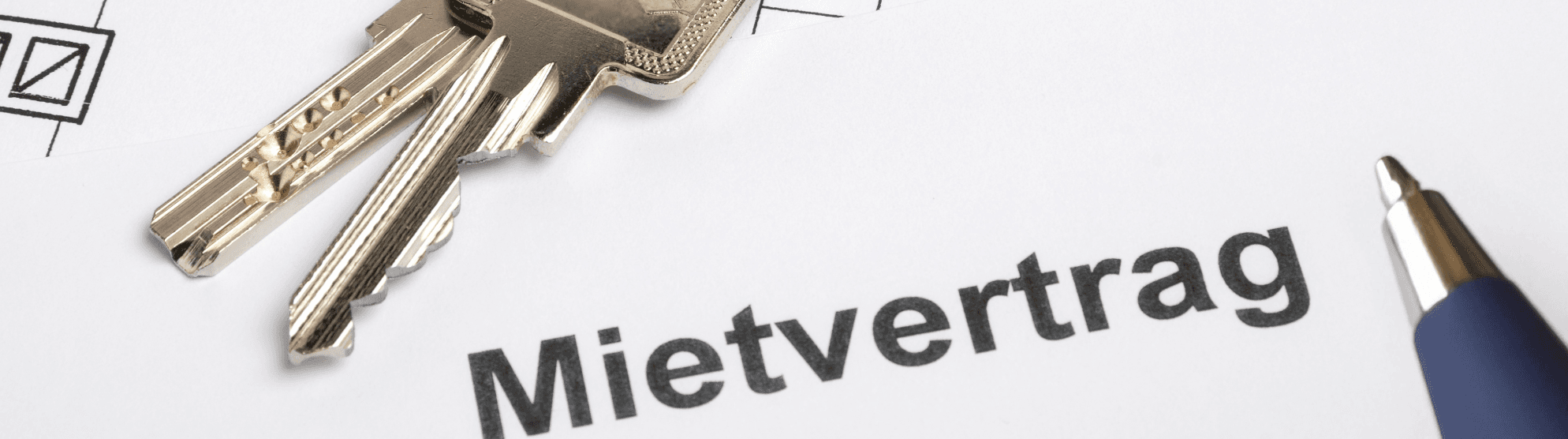 Keys and rental agreement on table – symbolic image for apartment handover at move-in or move-out