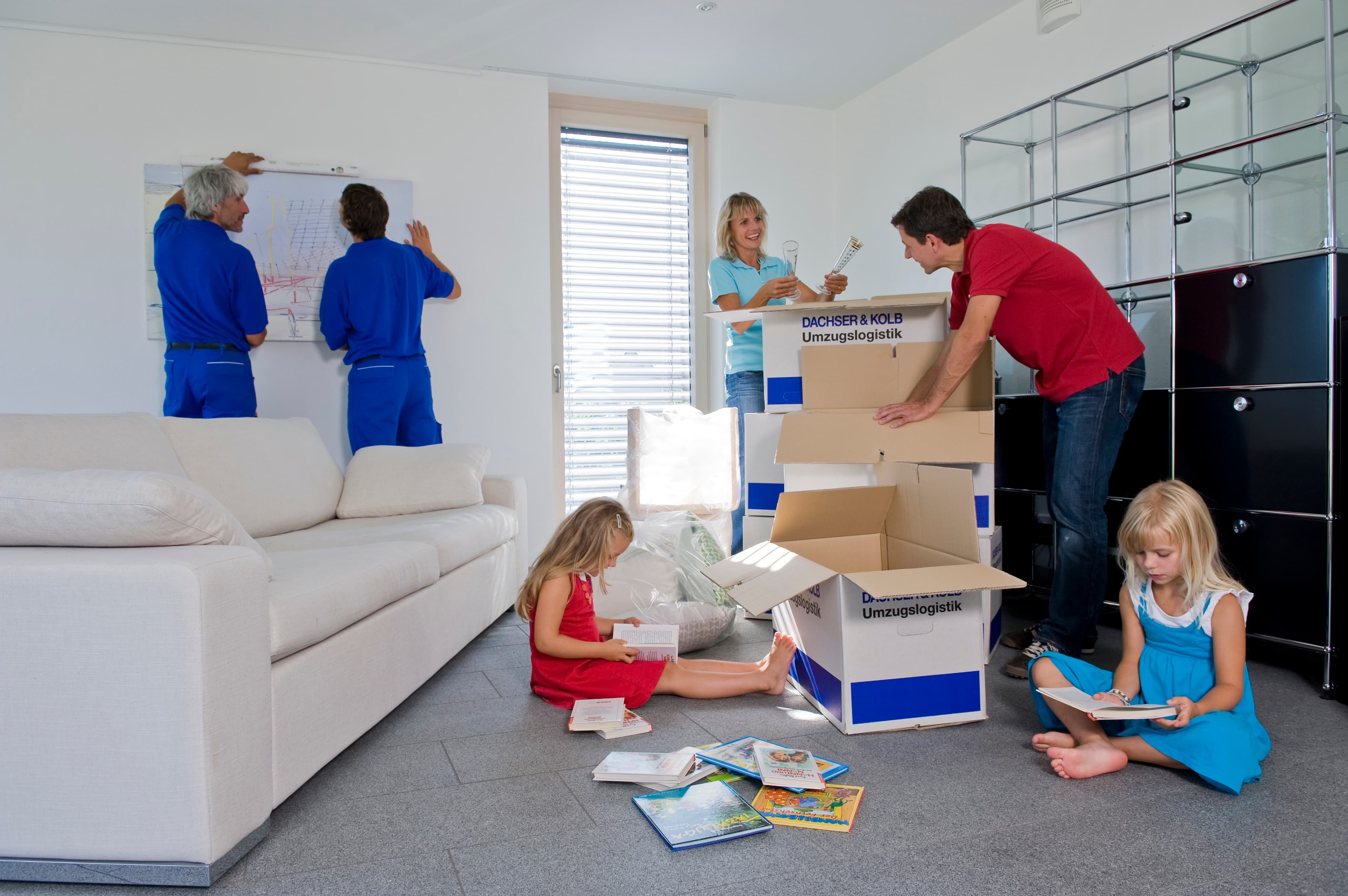 Umzugsdienstleistungen in Aktion: Möbel werden montiert, Kartons ausgepackt und Kinder genießen Bücher im neuen Zuhause.