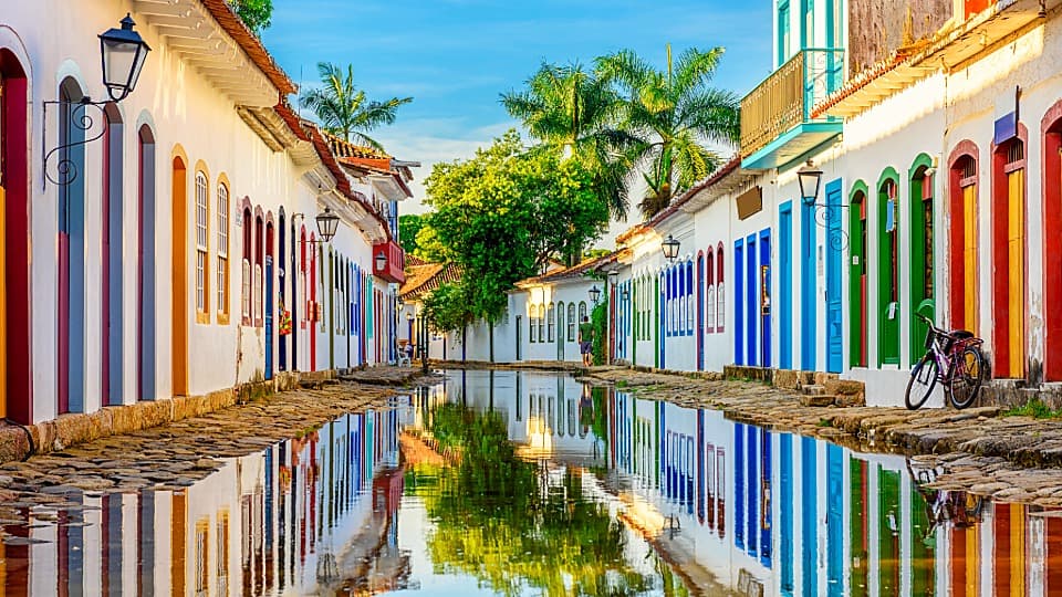 Bunte koloniale Häuser in den Straßen von Paraty in Brasilien für den stressfreien Auslandsumzug nach Südamerika mit DACHSER & KOLB.