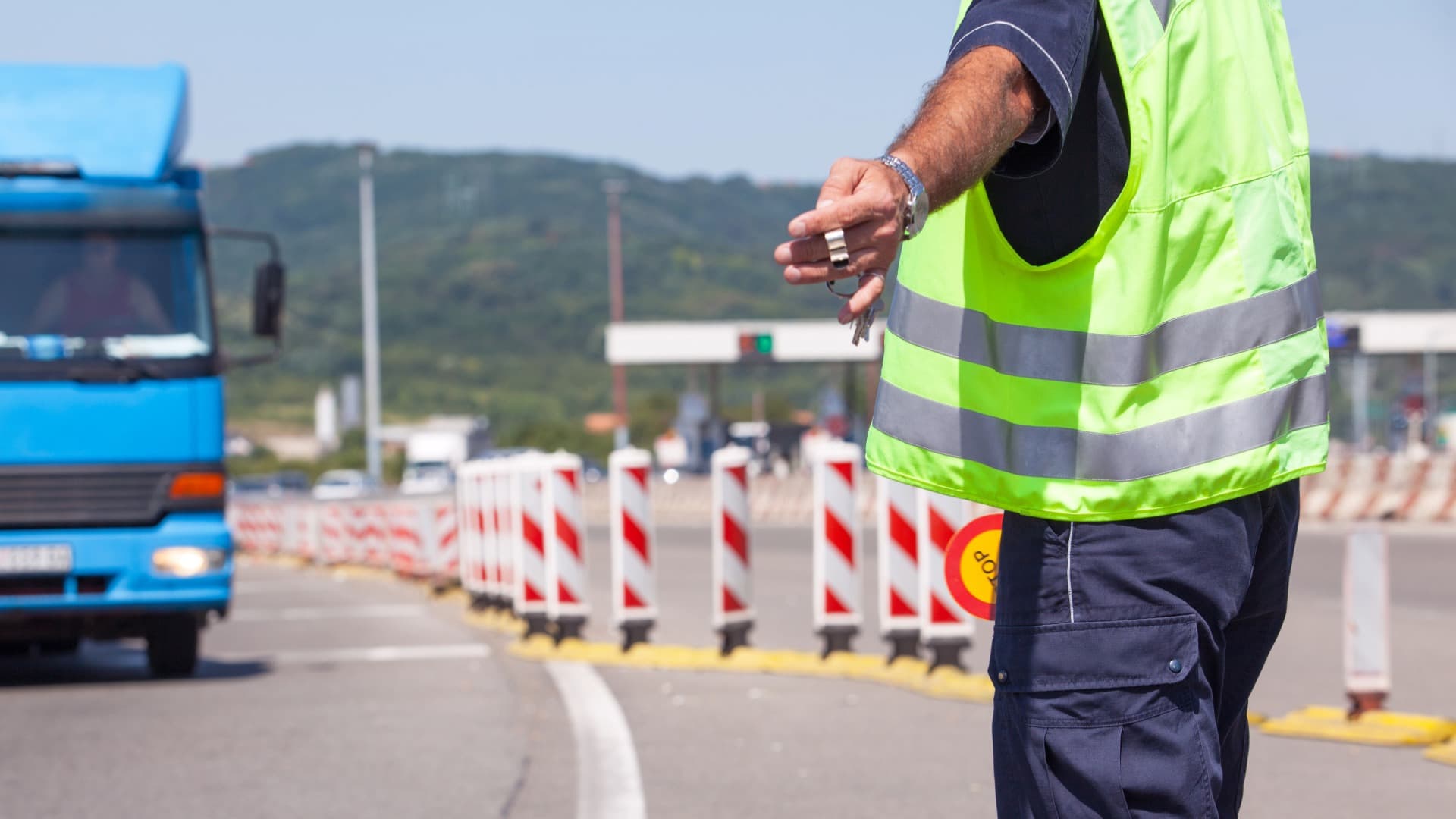Checkpoint directing a truck – Carnet TIR for customs clearance and transit