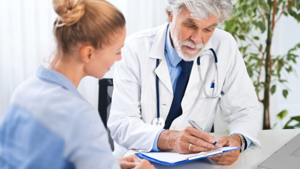 Two Norwegian doctors are discussing the approach to treatment