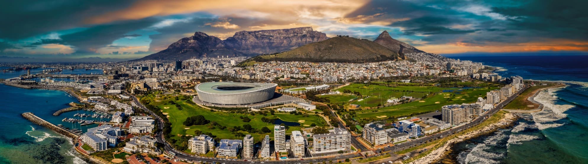 Panoramic view of Cape Town with Table Mountain and the stadium for an overseas move to South Africa with DACHSER & KOLB.