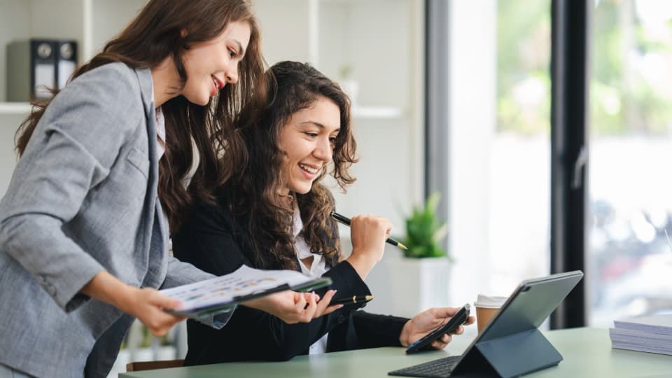 Professional collaboration in the office – the German language as a key factor for career and daily life for expats.