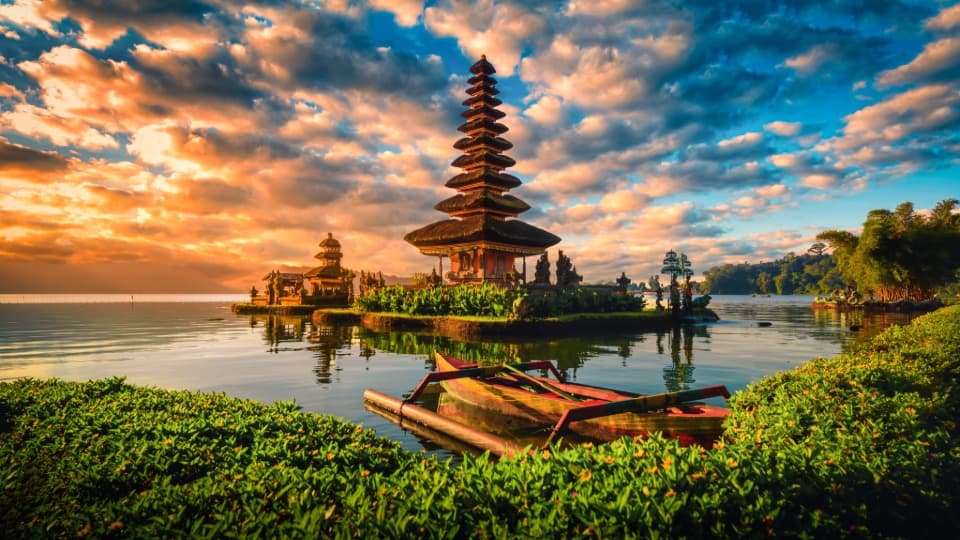 The Balinese water temple Ulun Danu Beratan at sunrise – a symbol of Indonesia’s cultural and linguistic diversity.
