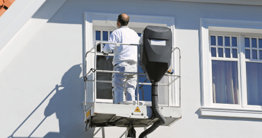 Möbellift im Einsatz transportiert Möbel auf einen Balkon. Umzugshelfer. Barrierefreier Zugang.