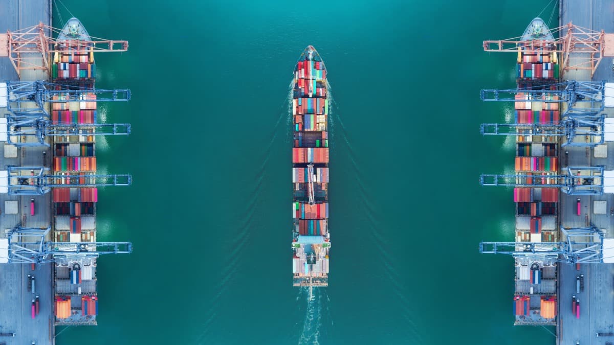 Container ship at discharge port – symbol for POD (Port of Discharge) in global freight logistics.