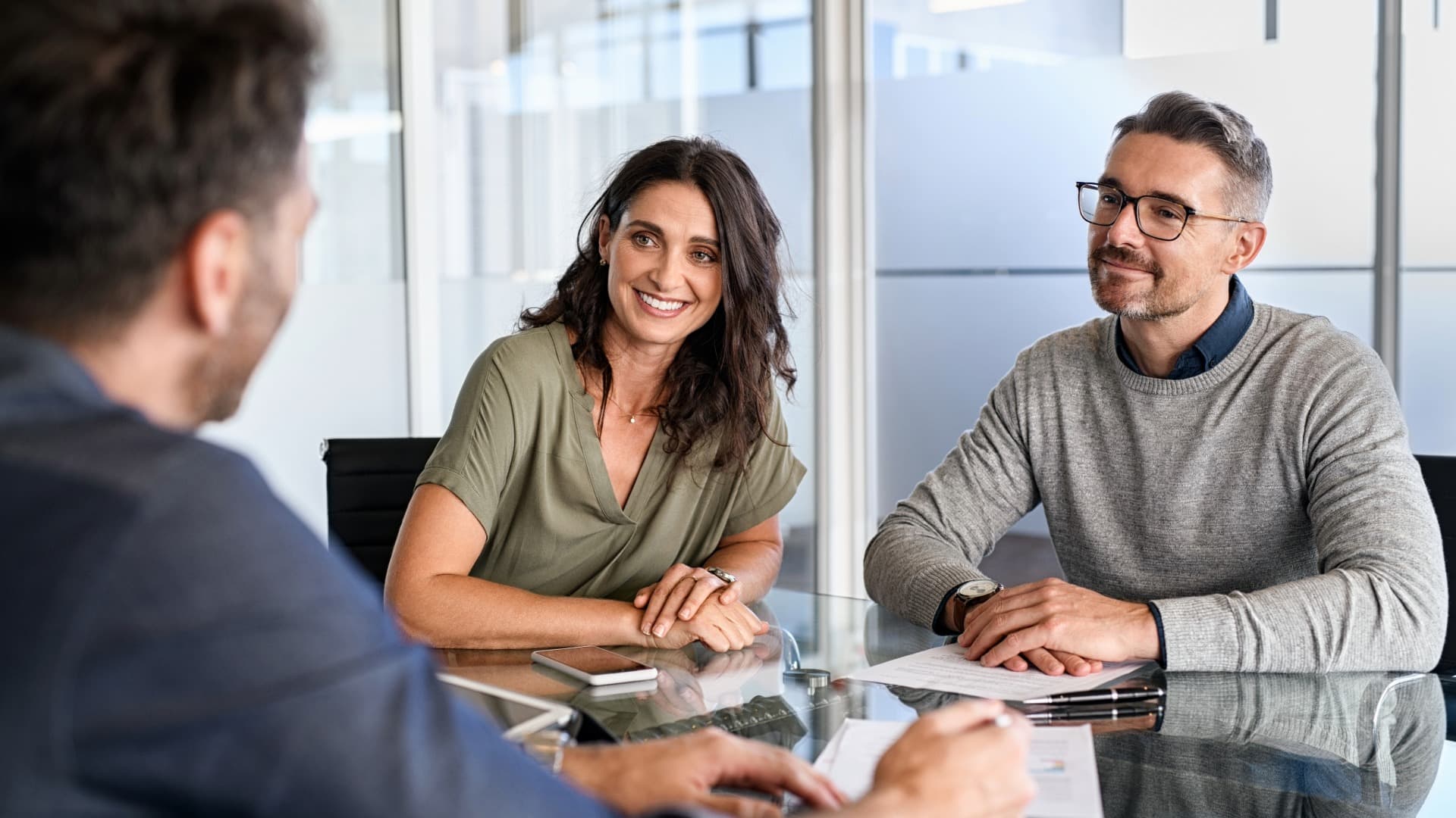 A couple in a consultation with a relocation specialist, symbolizing relocation service for private individuals.