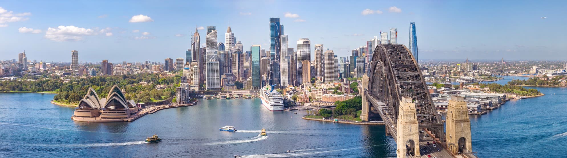 Panorama of the Sydney skyline with the Opera House and Harbour Bridge for an overseas relocation to Australia with DACHSER & KOLB.