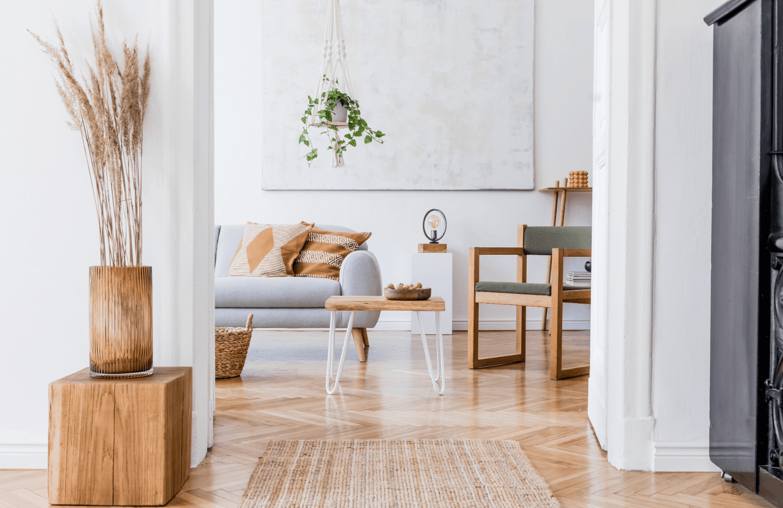 Bright living room with minimalist decor – tips for moving into a smaller apartment