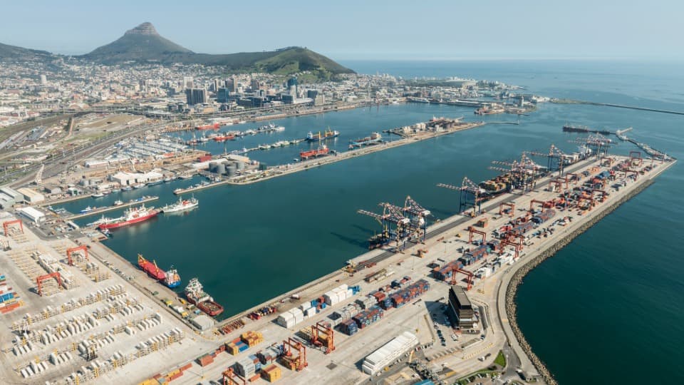 Large shipping port in Cape Town with containers and logistics facilities for inland transport with DACHSER & KOLB.