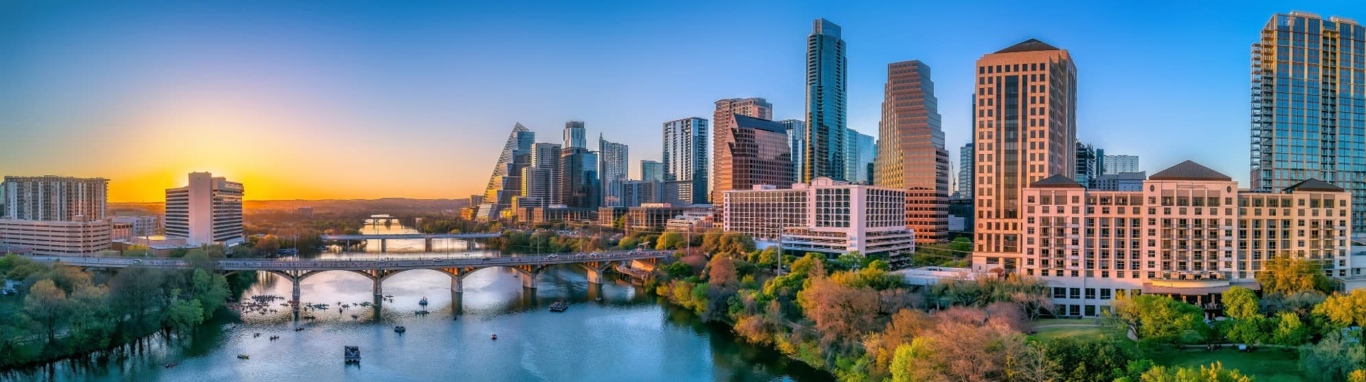 Austin Texas skyline at sunset over the river for international moving to the USA with the moving company DACHSER & KOLB.