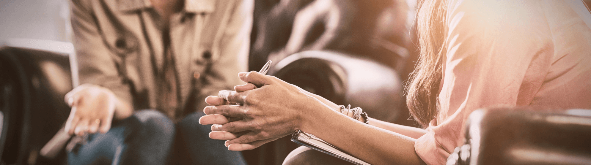 Zwei Frauen im Gespräch auf einem Ledersofa – psychologische Beratung zum Thema Umzugspsychologie.