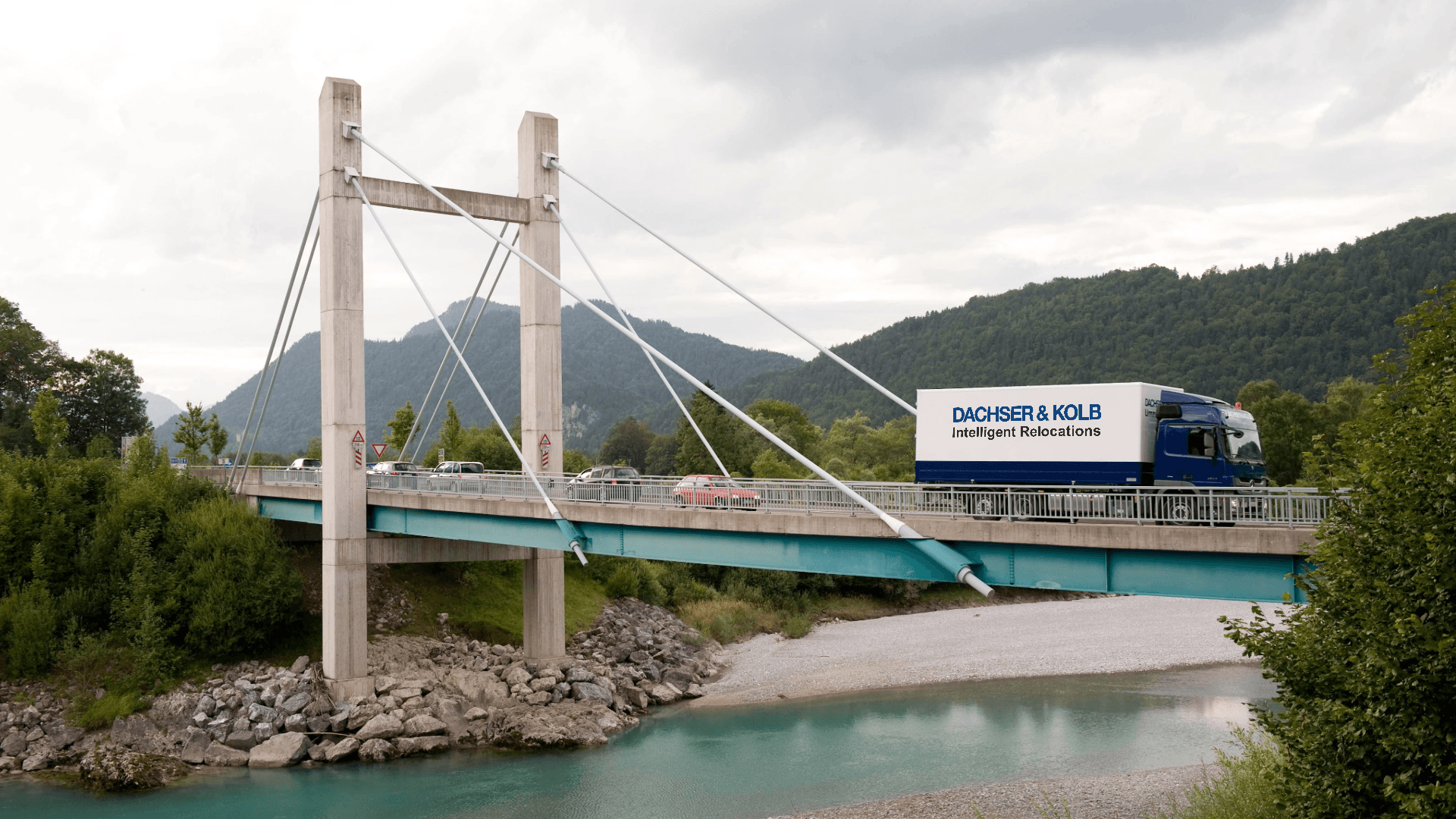 Umzugstransporter von DACHSER & KOLB auf Brücke – günstigen Umzugstransporter mieten für stressfreien Umzug