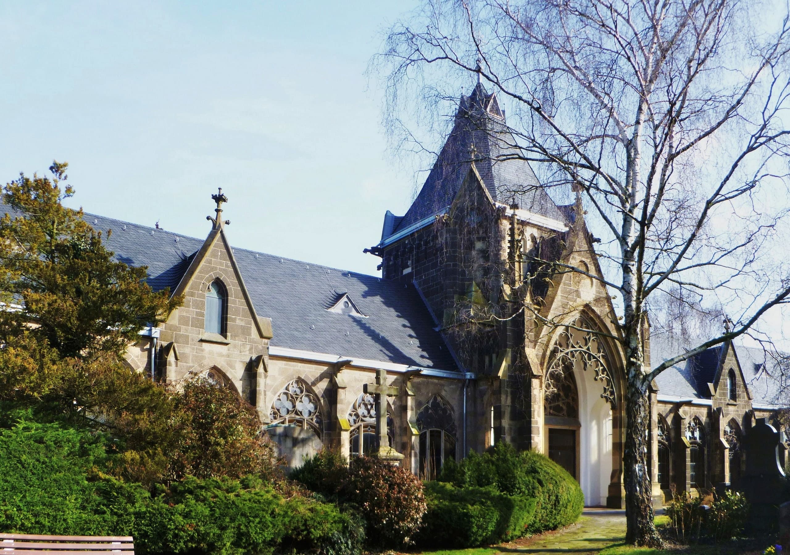Umzugsunternehmen Aachen: Campo Santo mit Park und historischer Fassade