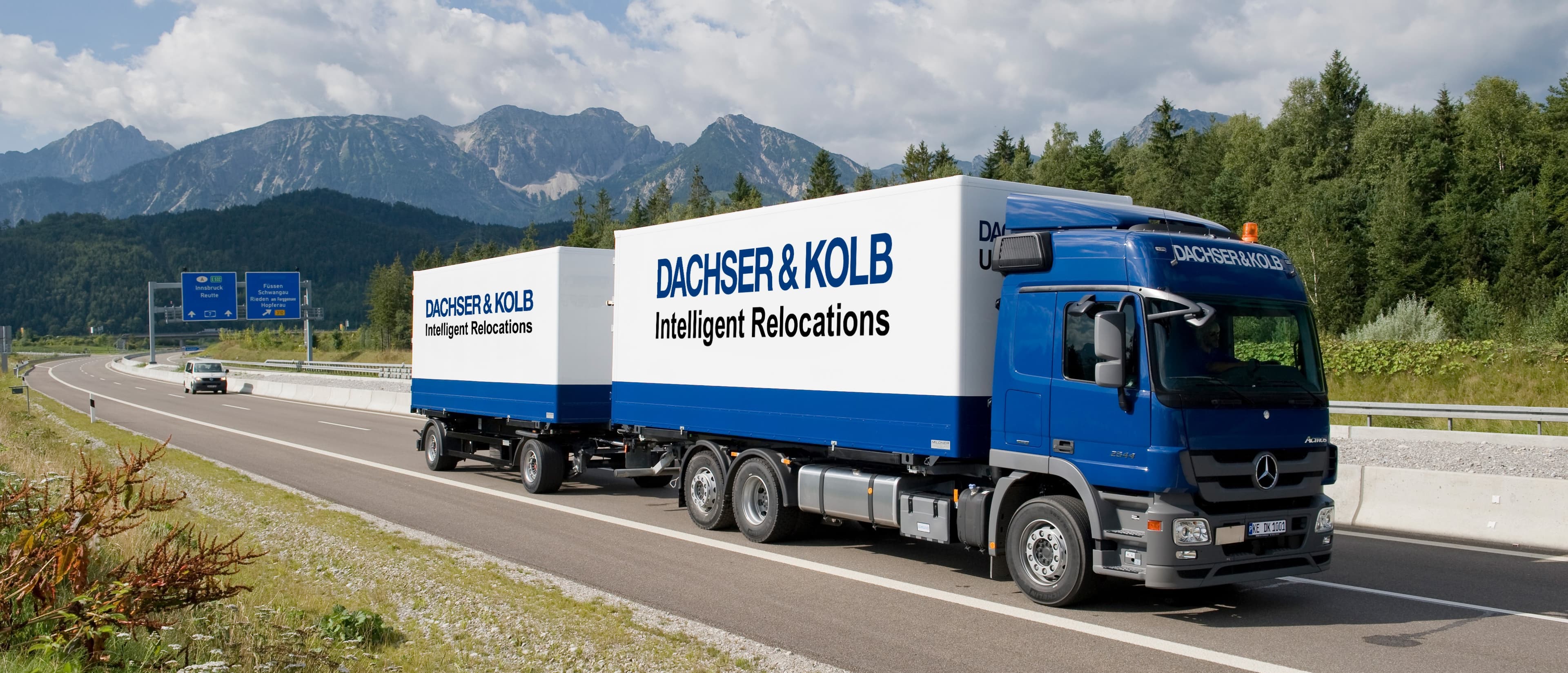 DACHSER & KOLB trucks on the highway – distance as a key cost factor