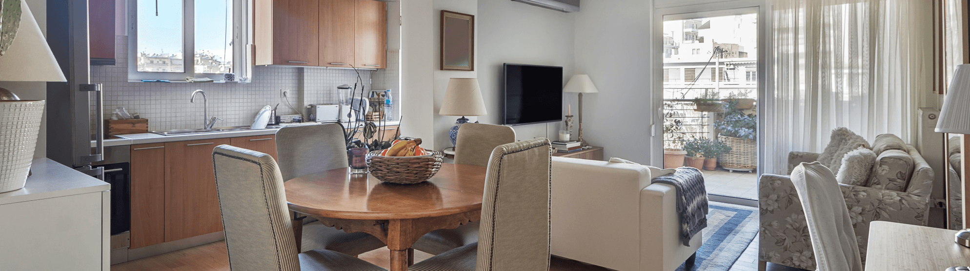 Helle, modern eingerichtete Stadtwohnung mit Balkon – Beispiel aktueller Wohntrends in Großstädten
