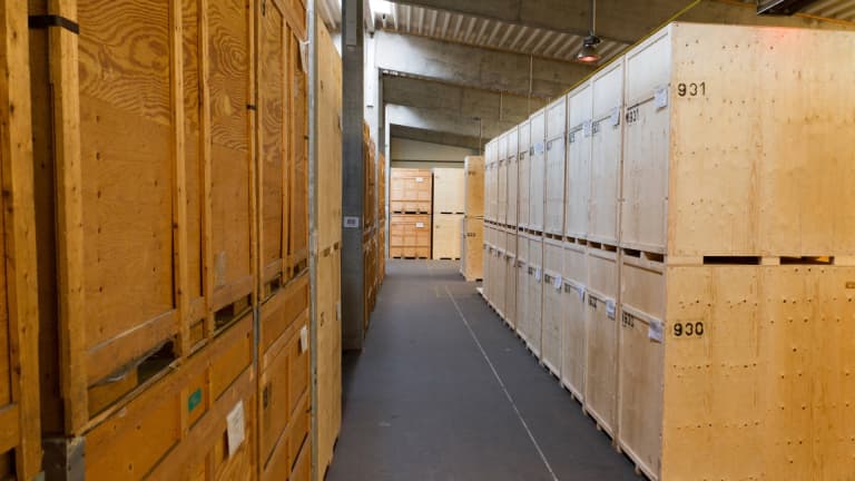 Large wooden crates for the secure temporary storage of office inventory in DACHSER & KOLB’s clean warehouse facility.